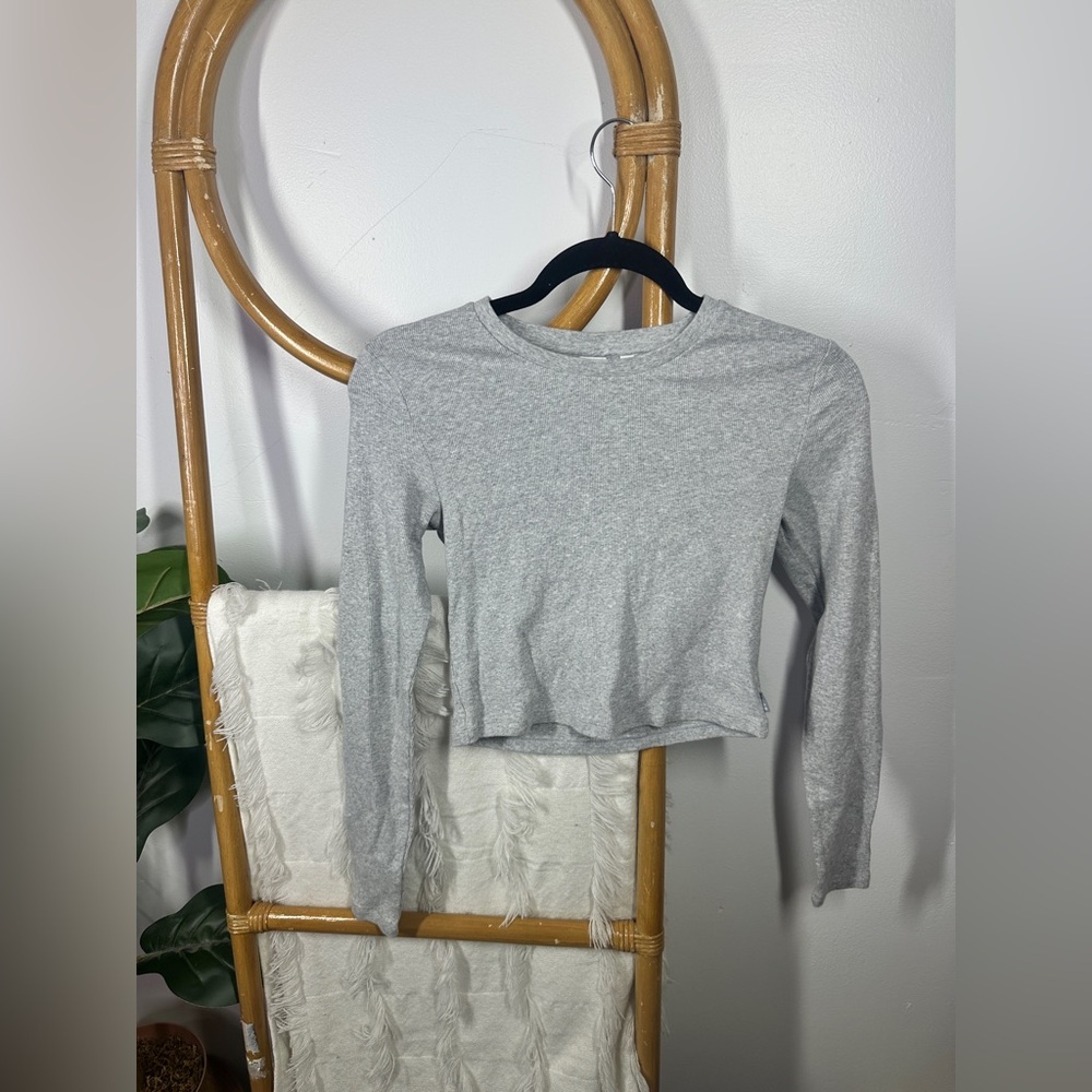 TNA Aritzia Grey Ribbed Cropped Long Sleeve Top sz M - Picture 2 of 6